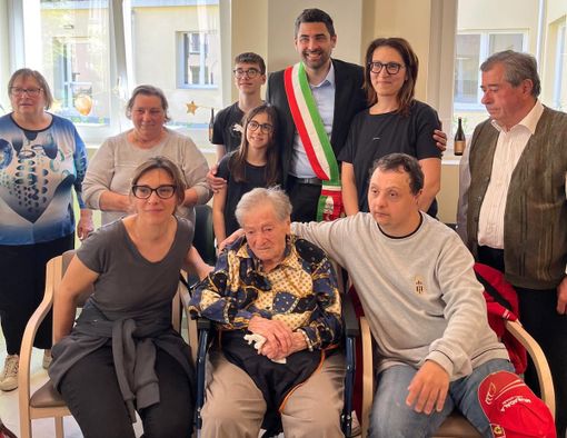 Festeggiati anche dal sindaco di Grugliasco Gaito i 100 anni di 'nonna Maria' Festeggiati anche dal sindaco di Grugliasco Gaito i 100 anni di 'nonna Maria'