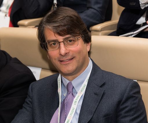 dirigente di banca in giacca e cravatta