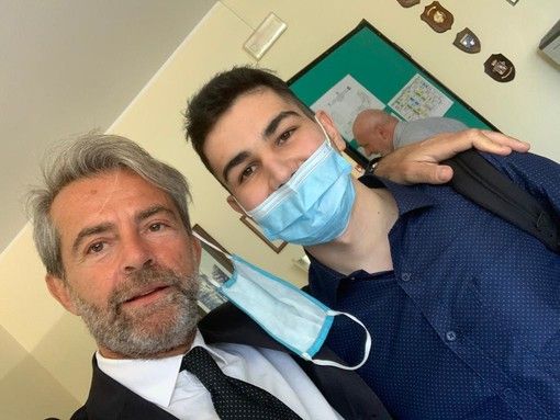 Alex alla sua laurea accanto al suo avvocato difensore
