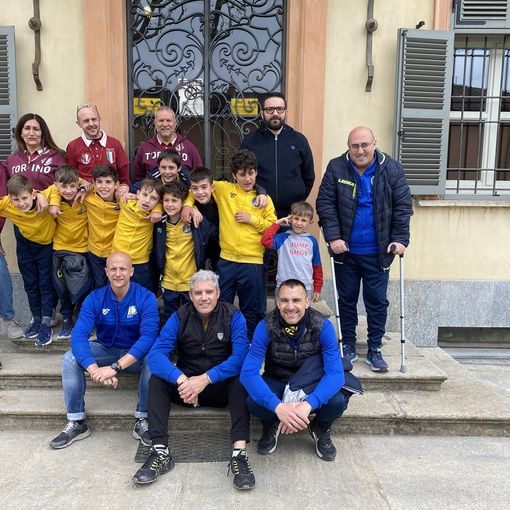 schieramento di giovani calciatori sulle scale del museo del Toro