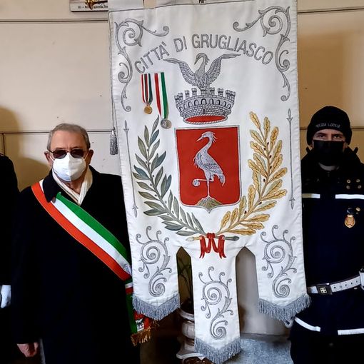 Stendardo della città di Grugliasco a una commemorazione funebre