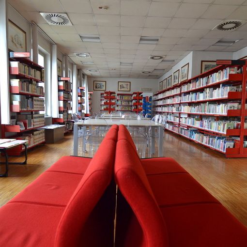 Grugliasco, riaperte le sale di lettura della biblioteca civica Neruda: 12 postazioni su prenotazione