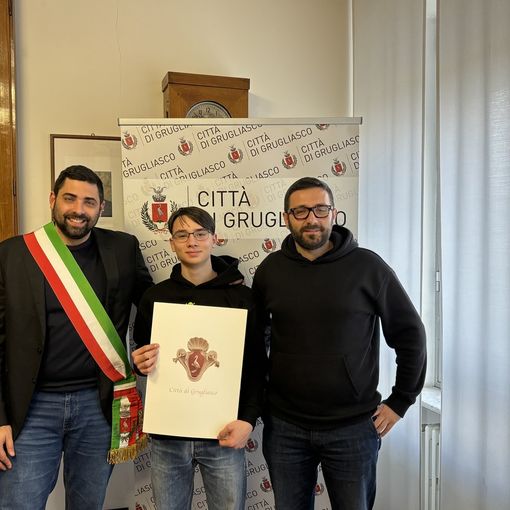Salva un uomo dai cani inferociti: premiato dal sindaco di Grugliasco