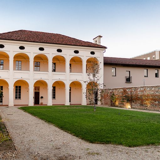 Cascina che ospita un'osteria