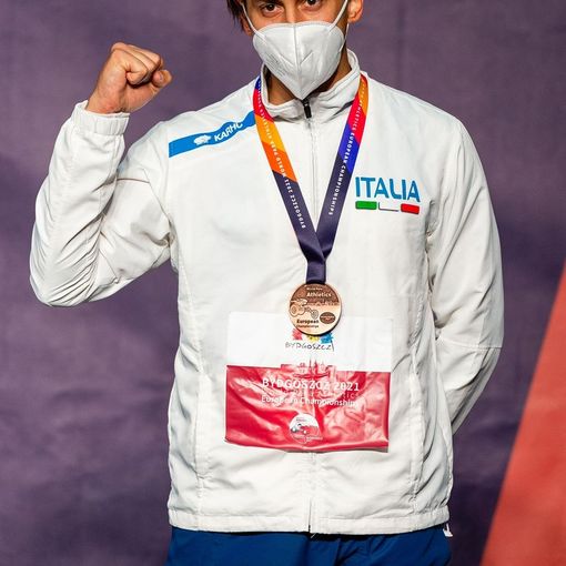 Atleta premiato con la medaglia di bronzo