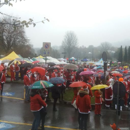 Nemmeno la pioggia ferma una solidarietà a prova di bomba: decimo raduno per i Babbi Natale sotto le finestre del Regina Margherita [FOTO e VIDEO]