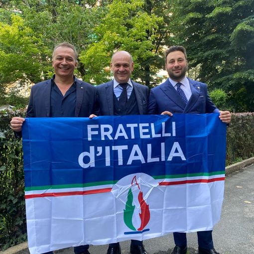 politici insieme a una bandiera