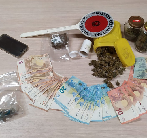 Collegno, arrestato per spaccio: in casa nascondeva hashish e marijuana
