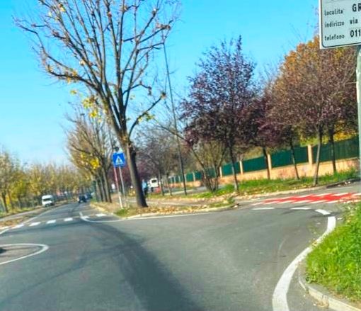 Grugliasco, il mezzo perde il gasolio lungo la strada: multa per il conducente di un autocarro