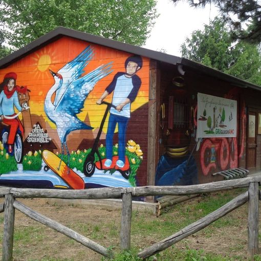 Casetta con murales in un parco