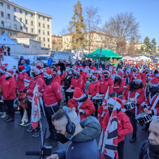 Sbandieratori davanti all'ospedale