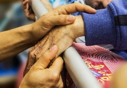 Covid, tamponi gratuiti per chi va in visita nelle Rsa e nelle residenze per minori, disabili, malati psichiatrici e tossicodipendenti