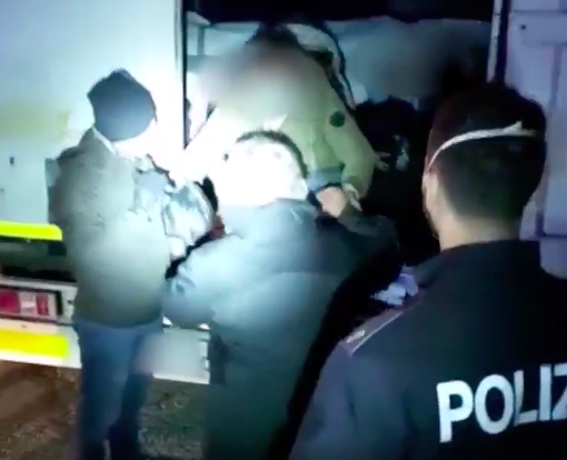 Arrestato passeur iracheno in alta Val Susa mentre cercava di far salire 10 migranti in un tir in sosta (VIDEO)