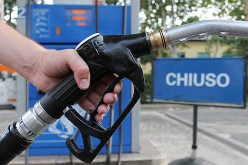 Benzinai, scattano le 48 di sciopero: fermi anche i self service, i notturni e le stazioni in autostrada