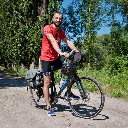 Valle, prove da candidato presidente: un tour in bici per incontrare territori e persone