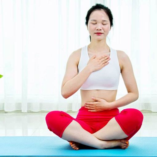 Donna che pratica yoga