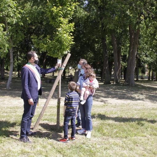 Sindaco di Grugliasco con altre persone ad Adotta un albero 2021
