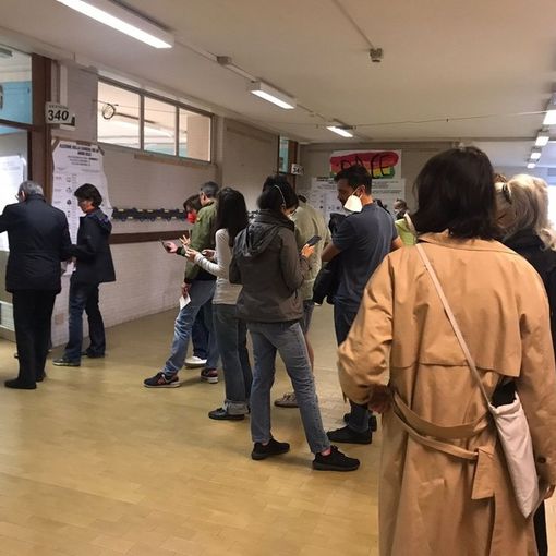 Gente in coda per votare oggi al seggio