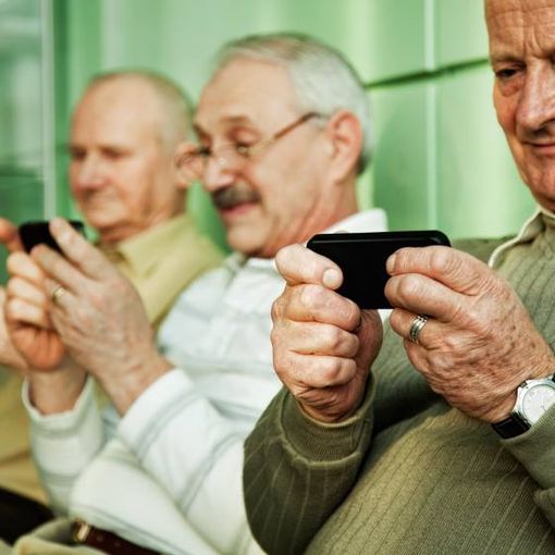 Al via nuovi corsi di smartphone per l'alfabetizzazione digitale degli anziani di Grugliasco