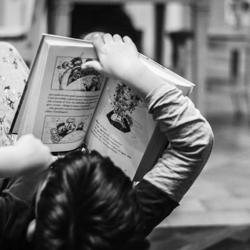 bambino che legge un libro