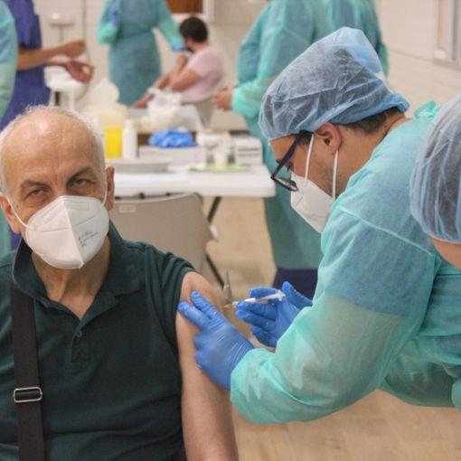 Covid, i vaccini Pfizer e Moderna disponibili per tutti anche dai medici di base: firmato l'accordi sindacale