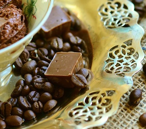 caffè in tazzina e pezzi di cioccolato