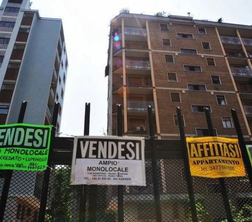 Cartelli vendesi attaccati a un cancello