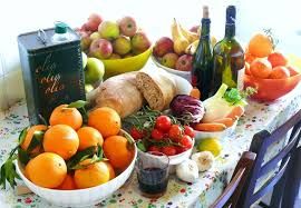 tavola imbandita con pietanze e cibo