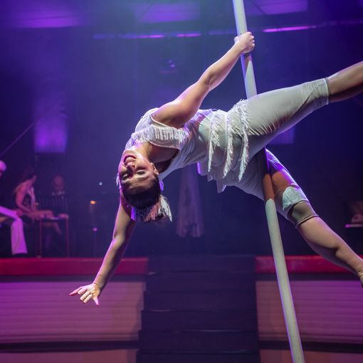 Un'artista del Cirko Vertigo in azione con il cerchio