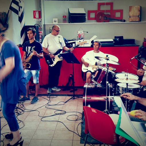 Persone che cantano e suonano in una stanza