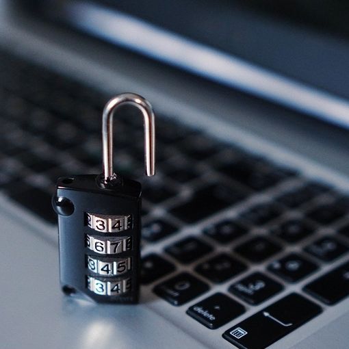 lucchetto appoggiato su una tastiera di pc