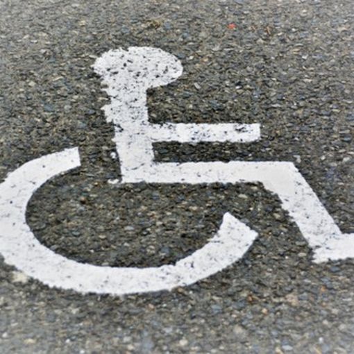 Il simbolo che distingue i parcheggi per disabili