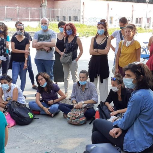 Scuola, docenti precari in presidio davanti al “Majorana” di Grugliasco