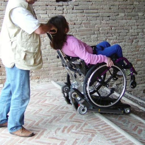 Donna disabile in carrozzina