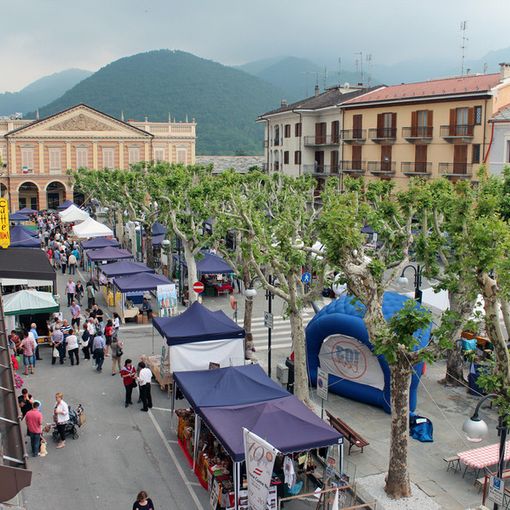 Festa di piazza con stand e bancarelle a Dronero