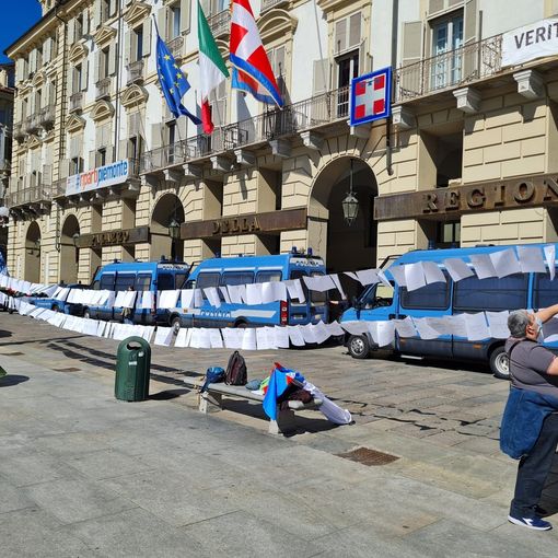 lettere appese davanti alla Regione