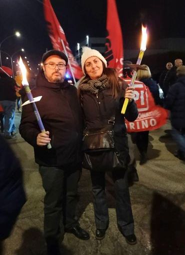 fiaccolata con persone in posa