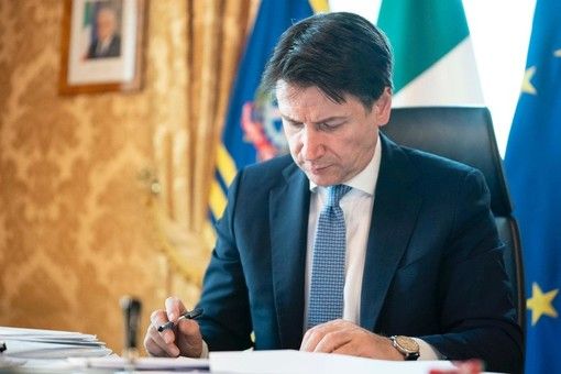 Coronavirus, nuova stretta in arrivo: locali chiusi alle 23 e probabile obbligo di mascherina all'aperto