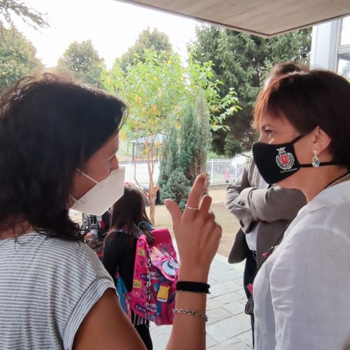 bambini con adulti in cortile
