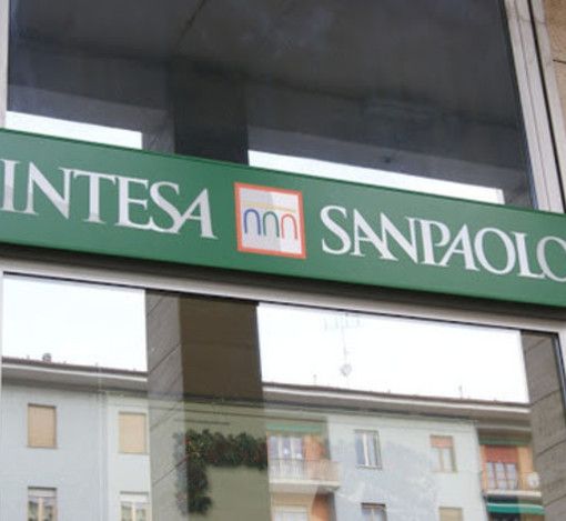 Grugliasco, cliente di una filiale Intesa Sanpaolo ferito da un mattone che ha sfondato il controsoffitto
