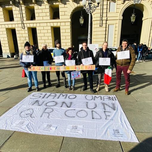 Protesta contro il green pass in piazza Castello