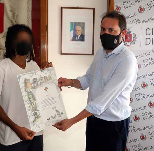 Grugliasco, festa in Comune per il giovane Jamir, che ha soccorso una donna in difficoltà
