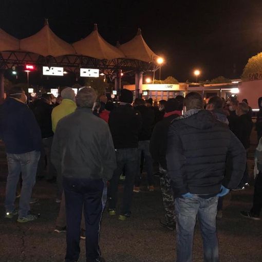 Foto della protesta tratta dalla pagina Facebook &quot;Frutta &amp; Verdura Noi Frutta S.a.s&quot;