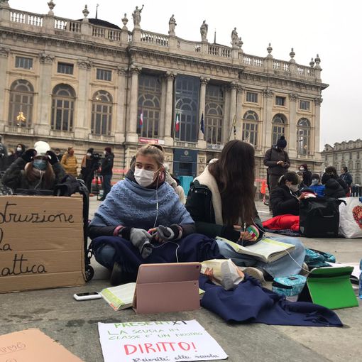 studenti in dad in piazza Castello