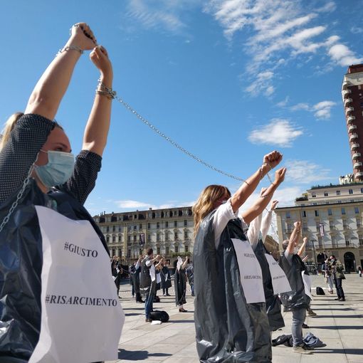A Torino gli infermieri si incatenano davanti alla Regione: “Gli eroi sono stati dimenticati” [VIDEO e FOTO]