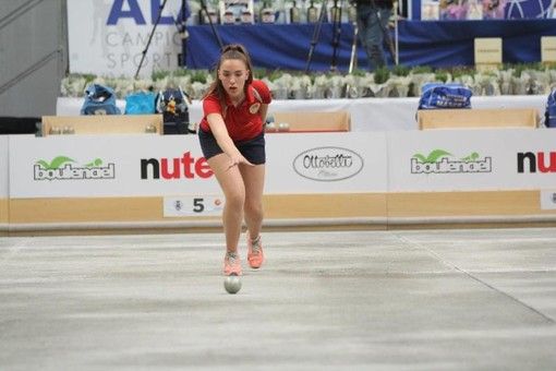 ragazza che gioca a bocce