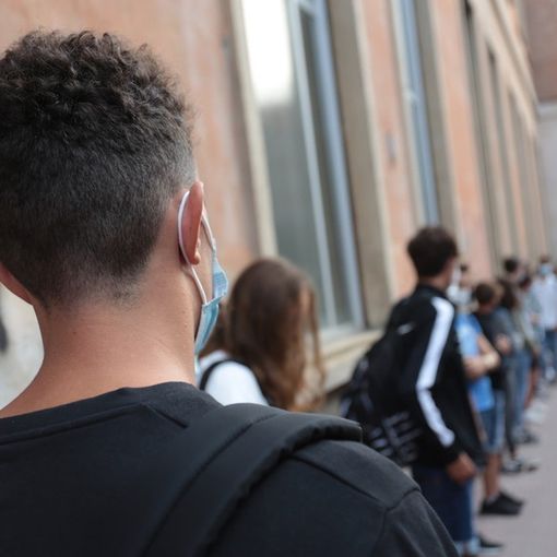 Ragazzi in coda fuori da scuola