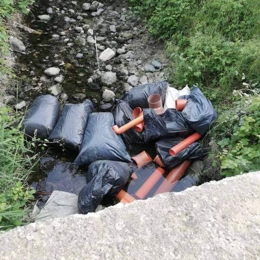 Nel corso d'acqua di corso King aveva abbandonato rifiuti e macerie edili, oltre a plastiche e cavi elettrici