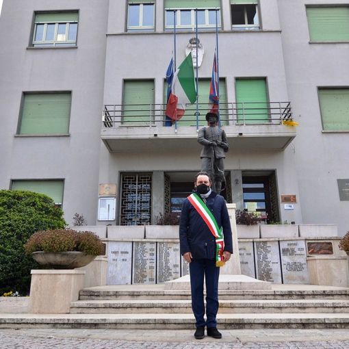 Il sindaco Montà davanti al municipio