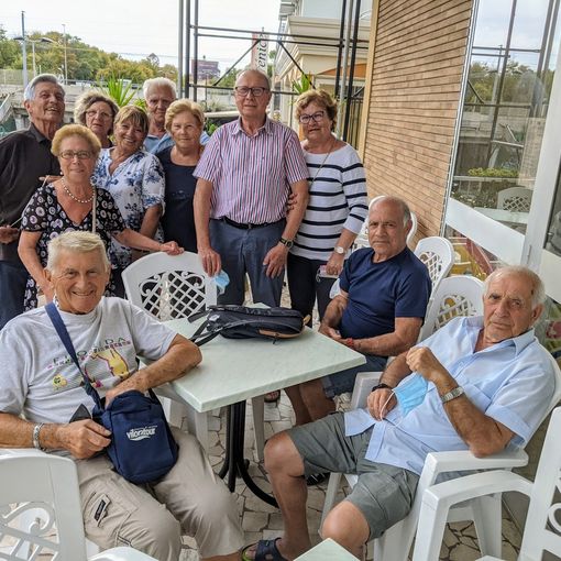 Persone sedute su un balcone